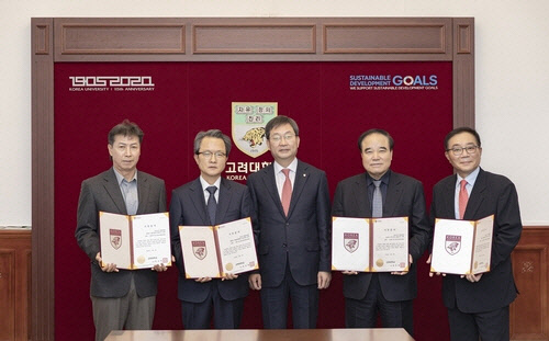 지난 2일 서울 성북구 고려대 본관에서 발전기금 전달식을 진행하는 모습. 왼쪽부터 강태성 ㈜윤진물산 대표이사, 황흥주 한울회계법인 IBG 회장, 정진택 고려대 총장, 김승제 ㈜이스타코 대표이사, 정인수 ㈜동인기연 대표이사.   [고려대 제공]